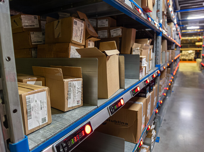 Складская аллея хранения с установленным PTL