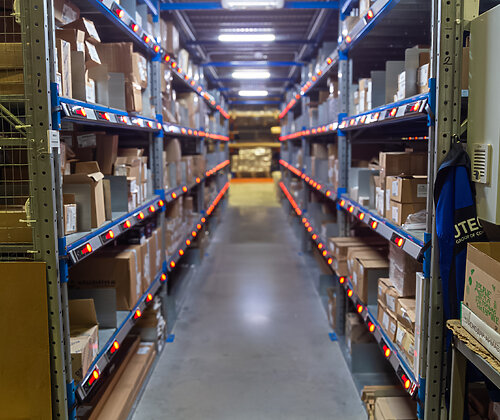 Складская аллея хранения с установленным PTL