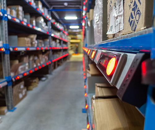 Складская аллея хранения с установленным PTL