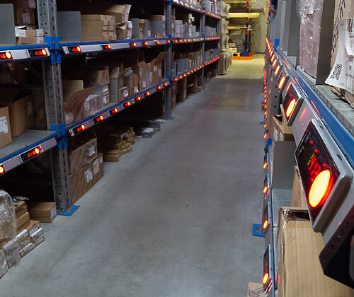 Складская аллея хранения с установленным PTL