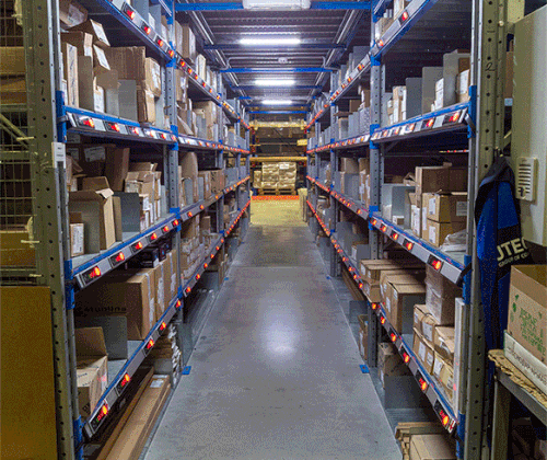 Складская аллея хранения с установленным PTL