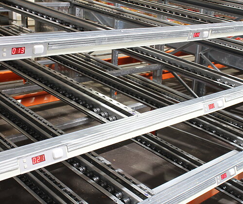 Пустой гравитационный стеллаж